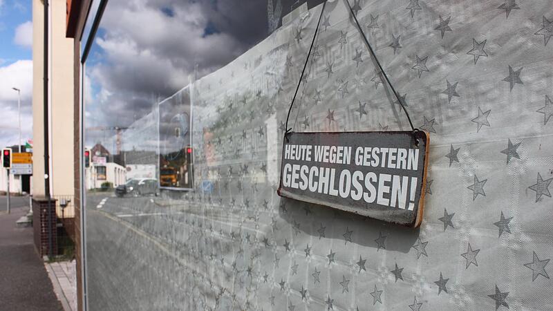 Ein Laden in H&ouml;chstadt mahnt im Schaufenster vor dem Leerstand.