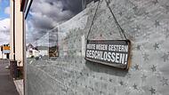 Ein Laden in Höchstadt mahnt im Schaufenster vor dem Leerstand.