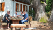 Direkt unter einer fast 500 Jahre alten Eiche steht der Stammtisch des Kellerbergvereins.
