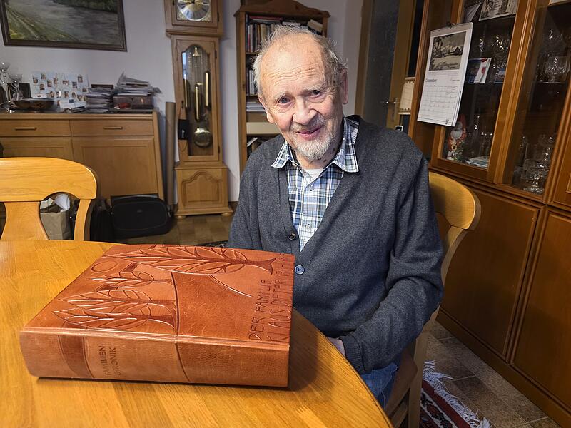 Klaus Dieter Guhling in seinem Arbeitszimmer in M&uuml;nnerstadt. Vor ihm liegt seine Familienchronik.
