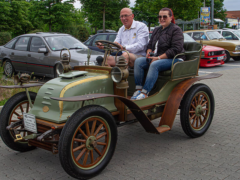 Christian Dorn dreht mit seiner Frau Natalia auf dem  Darracq eine Runde  in Neunkirchen am Brand.
