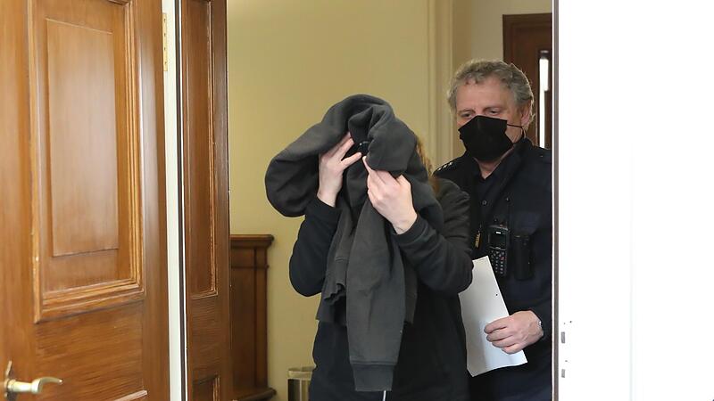 Die Angeklagte Cornelia S. auf dem Weg zum Prozess.Forchheim & Fränkische Schweiz Die Angeklagte Cornelia S. auf dem Weg zum Prozess.Forchheim & Fränkische Schweiz