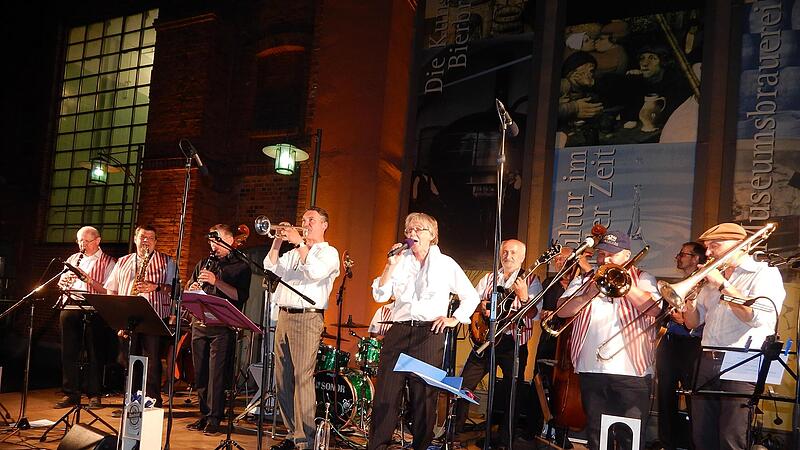 Heiß war es im Mönchshof, als die Jazzer aus Kulmbach und Dresden im Mönchshof bei der „Moonlight Serenade“ 2019 auftraten. Nun soll der letzte Vorhang fallen. Heiß war es im Mönchshof, als die Jazzer aus Kulmbach und Dresden im Mönchshof bei der „Moonlight Serenade“ 2019 auftraten. Nun soll der letzte Vorhang fallen.