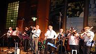Heiß war es im Mönchshof, als die Jazzer aus Kulmbach und Dresden im Mönchshof bei der „Moonlight Serenade“ 2019 auftraten. Nun soll der letzte Vorhang fallen.