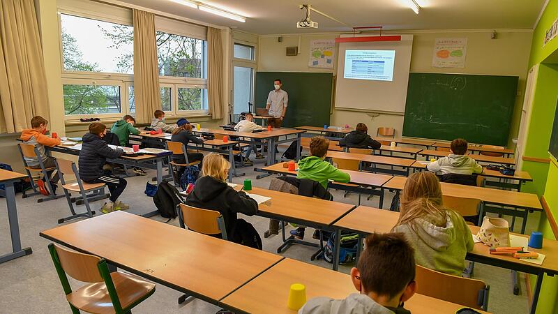 Am Dientzenhofer Gymnasium sind die Schüler wieder im Klassenzimmer – wechselweise, mit Maske und Abstand.