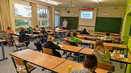 Am Dientzenhofer Gymnasium sind die Schüler wieder im Klassenzimmer – wechselweise, mit Maske und Abstand.