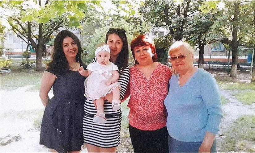 Ein Foto aus aus dem Familienalbum, das mit nach Bamberg kam: Daria (2.v.l.) mit Tochter,  Mutter und Oma Ludmila