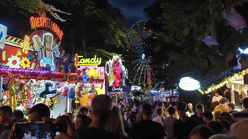 Auch nachts optisch reizvoll: der Kellerwald w&auml;hrend des Annafestes 2022.Forchheim & Fr&auml;nkische Schweiz