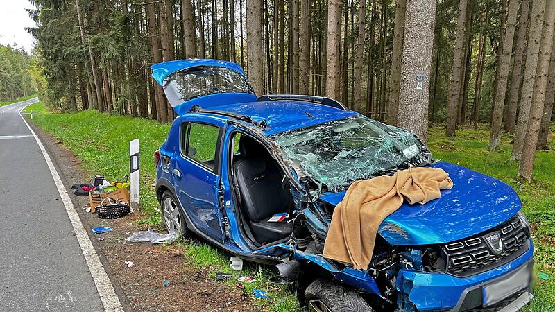 Das Unfallfahrzeug wurde total besch&auml;digt. Fahrer und Beifahrerin erlitten schwere Verletzungen.