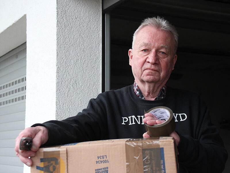 Dieter Wolf packt fleißig Pakete. Die Osterlieferung soll noch rechtzeitig ankommen.