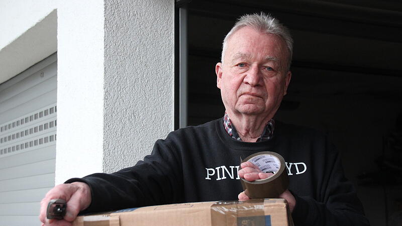 Dieter Wolf packt fleißig Pakete. Die Osterlieferung soll noch rechtzeitig ankommen. Dieter Wolf packt fleißig Pakete. Die Osterlieferung soll noch rechtzeitig ankommen.