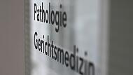 Schild Gerichtsmedizin/Pathologie