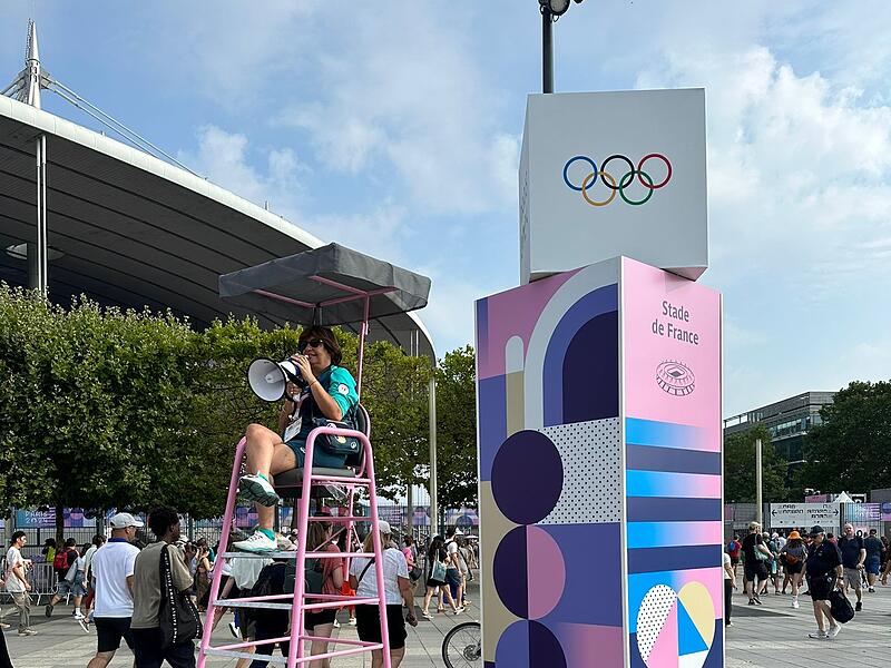 Tausende freiwillige Helfer sind bei den Olympischen Spielen im Einsatz, um die Zuschauer zu informieren und zu lenken.
