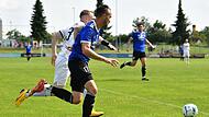 Der Jahnler Philipp Nagengast  (vorne) und Tim Spielmann  vom  FC Herzogenaurach liefern sich im Hinspiel ein Sprintduell.