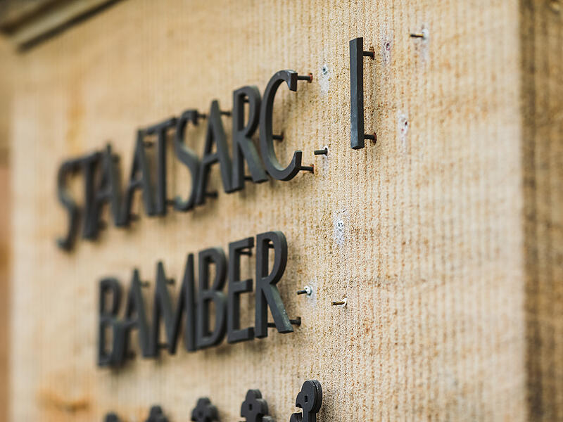 Am Staatsarchiv in der Hainstra&szlig;e in Bamberg hat jemand erneut Buchstaben geklaut. Was steckt dahinter?