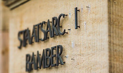 Am Staatsarchiv in der Hainstra&szlig;e in Bamberg hat jemand erneut Buchstaben geklaut. Was steckt dahinter?