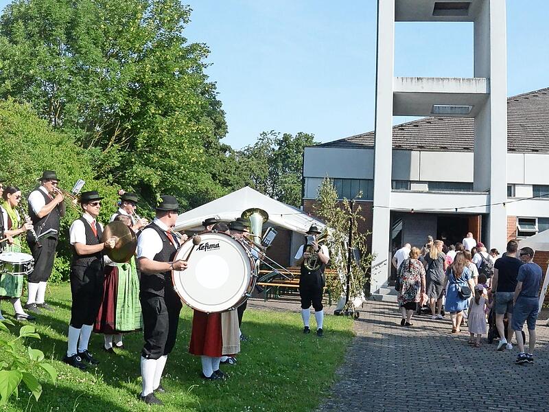 Die &bdquo;Haache Volksmusikanten&ldquo; f&uuml;hrten die Kirchenparade an und spielten nach dem Gottesdienst zum Kirchweihfest z&uuml;nftig auf.