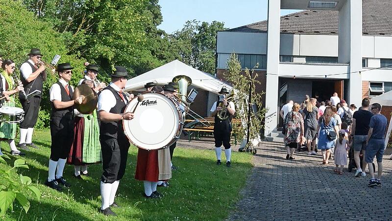 Die &bdquo;Haache Volksmusikanten&ldquo; f&uuml;hrten die Kirchenparade an und spielten nach dem Gottesdienst zum Kirchweihfest z&uuml;nftig auf.