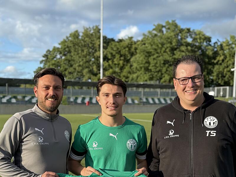 Der TSV Neudrossenfeld hat sich die Dienste des Ex-Fürthers Marin Hrgota (Mitte) gesichert. Über die Verpflichtung freuen sich Trainer Andreas Baumer (links) und TSV-Fußballabteilungsleiter Thorsten Schirmer (rechts).