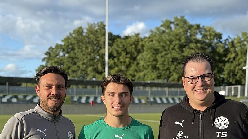 Der TSV Neudrossenfeld hat sich die Dienste des Ex-F&uuml;rthers Marin Hrgota (Mitte) gesichert. &Uuml;ber die Verpflichtung freuen sich Trainer Andreas Baumer (links) und TSV-Fu&szlig;ballabteilungsleiter Thorsten Schirmer (rechts).