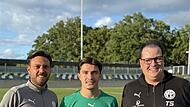 Der TSV Neudrossenfeld hat sich die Dienste des Ex-Fürthers Marin Hrgota (Mitte) gesichert. Über die Verpflichtung freuen sich Trainer Andreas Baumer (links) und TSV-Fußballabteilungsleiter Thorsten Schirmer (rechts).
