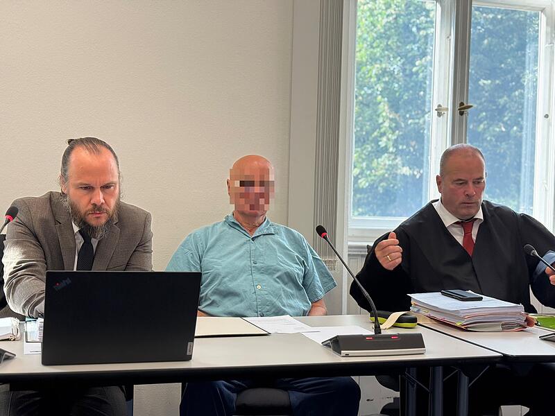 Der Angeklagte im Prozess um den mutmaßlichen Mord an Katina K. und seine beiden Verteidiger.