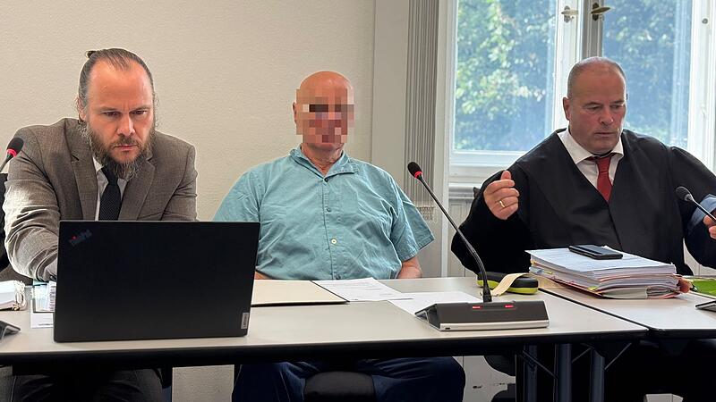 Der Angeklagte im Prozess um den mutmaßlichen Mord an Katina K. und seine beiden Verteidiger.