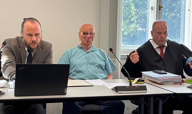Der Angeklagte im Prozess um den mutmaßlichen Mord an Katina K. und seine beiden Verteidiger.