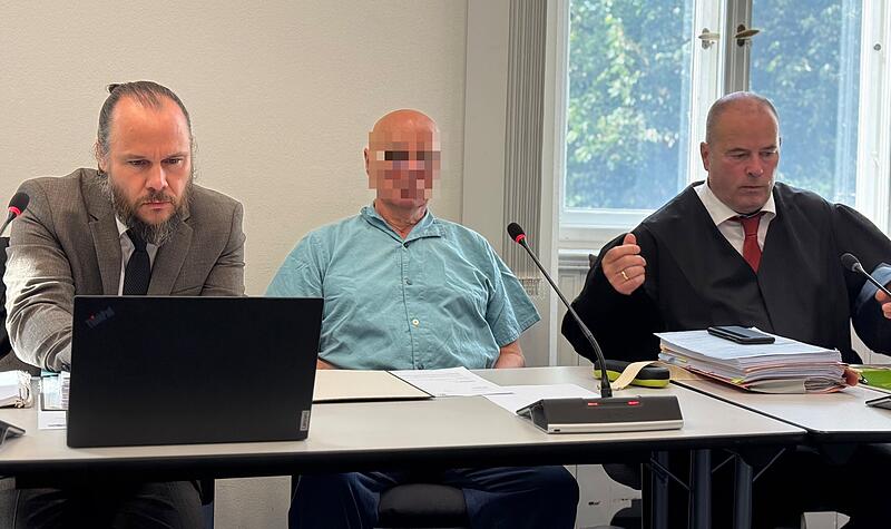 Der Angeklagte im Prozess um den mutmaßlichen Mord an Katina K. und seine beiden Verteidiger.