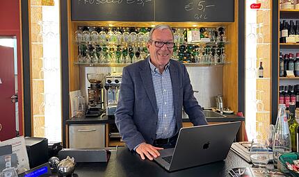 Der Arbeitsplatz von Michael Dassler in seiner Vinothek in Herzogenaurach.