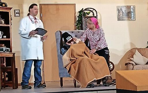 Der angeblich schwerkranke Bauer Hugo heckt mit dem Arzt Balduin einen Plan aus, wie er an Josefas Bauernhof kommen könnte. Der angeblich schwerkranke Bauer Hugo heckt mit dem Arzt Balduin einen Plan aus, wie er an Josefas Bauernhof kommen könnte.