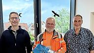 Geschäftsleiter Stephan Meier (links) und Bürgermeister Jochen Weber (rechts) gratulierten dem Dienstjubilar, Bauhofleiter Norbert Wich.
