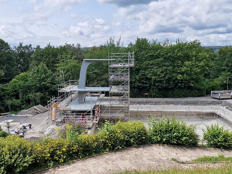 Der 10-Meter-Sprungturm wird denkmalgerecht saniert. Auf 10 Meter und f&uuml;nf Meter H&ouml;he sind Plattformen, auf drei Meter und einem Meter wird es Sprungbretter geben.