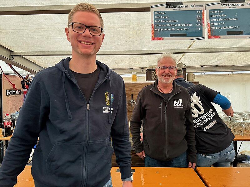 Von links: B&uuml;rgermeister Timo Wendel am Ausschank. F&uuml;r seine Ehren&auml;mter bei Feuerwehr und beim ASV muss auch Zeit sein, meint er. Rechts: Hans-Peter Schmidt, Ex-Kommandant und seit neuestem Ehrenmitglied der FFW, ist auch immer dabei, wenn helfende H&auml;nde gebraucht werden.