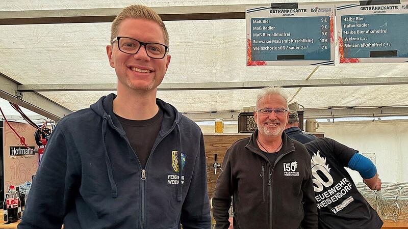 150 Jahre Feuerwehr Weisendorf Von links: Bürgermeister Timo Wendel am Ausschank. Für seine Ehrenämter bei Feuerwehr und beim ASV muss auch Zeit sein, meint er. Rechts: Hans-Peter Schmidt, Ex-Kommandant und seit neuestem Ehrenmitglied der FFW, ist auch immer dabei, wenn helfende Hände gebraucht werden.