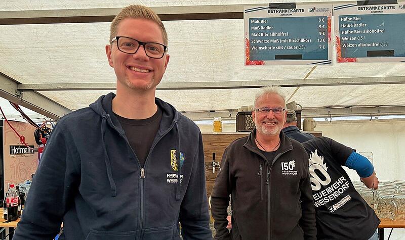 Von links: B&uuml;rgermeister Timo Wendel am Ausschank. F&uuml;r seine Ehren&auml;mter bei Feuerwehr und beim ASV muss auch Zeit sein, meint er. Rechts: Hans-Peter Schmidt, Ex-Kommandant und seit neuestem Ehrenmitglied der FFW, ist auch immer dabei, wenn helfende H&auml;nde gebraucht werden.