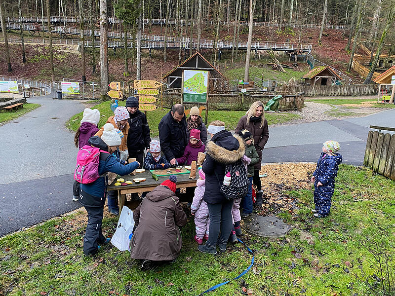 Bei der Bescherung im Wildpark Hundshaupten bekamen die Tiere von Kindern gebastelte Futtergeschenke.