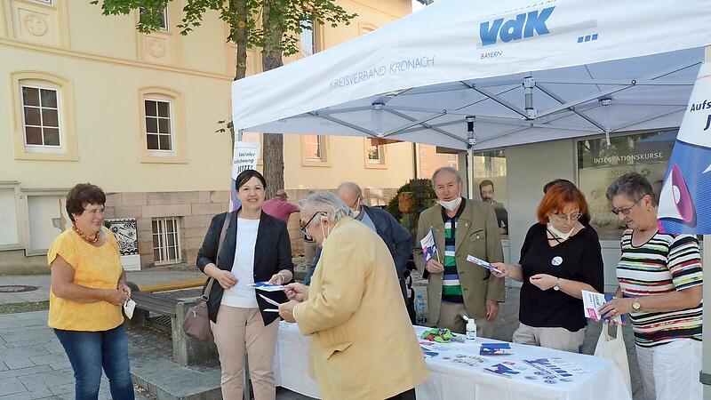 Reger Betrieb herrschte am VdK-Informationsstand in der Innenstadt von Kronach. Auch B&uuml;rgermeisterin Angela Hofmann (Zweite von links) erhielt von Kreisvorsitzendem Heinz Hausmann einige Brosch&uuml;ren.