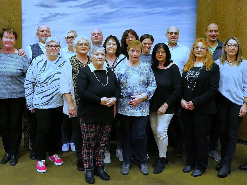 Ehrennadel Bronze: Bunt gemischt aus zahlreichen Vereinen waren die Geehrten, die die Ehrennadel in Bronze erhielten. Links Landrat Klaus Löffler.