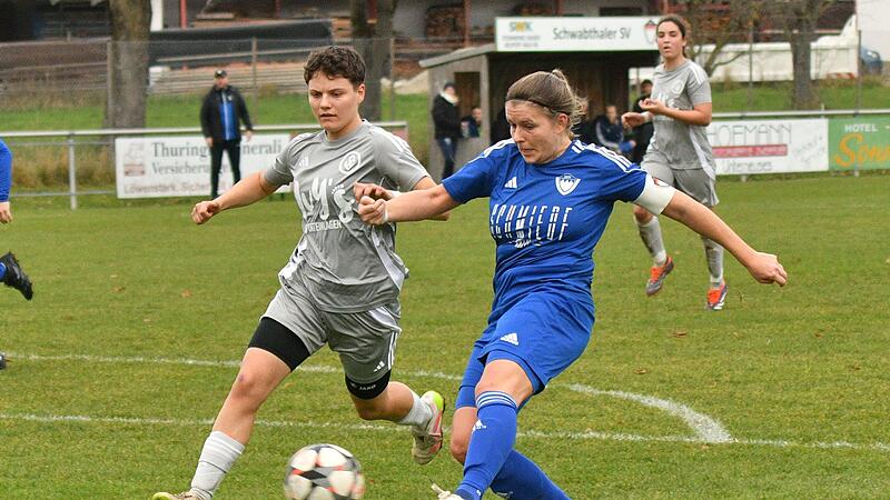 SSV-Kapitänin Lisa Kestler (rechts) zieht gegen die Erlangerin Lena Merkel ab. Mit einem Tor und einer Vorlage trug die Schwabthalerin zum Sieg bei. SSV-Kapitänin Lisa Kestler (rechts) zieht gegen die Erlangerin Lena Merkel ab. Mit einem Tor und einer Vorlage trug die Schwabthalerin zum Sieg bei.