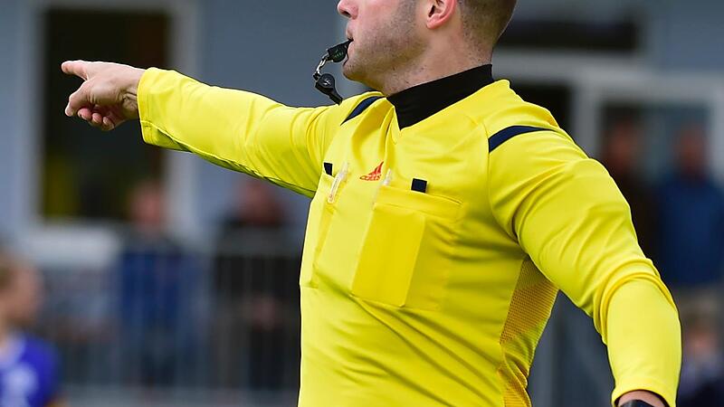 Die Fußballer sind auf Schiedsrichter angewiesen. Trotzdem machen sich Spieler, Zuschauer und Referees gegenseitig, Letztere teilweise sogar untereinander das Leben schwer. Die Fußballer sind auf Schiedsrichter angewiesen. Trotzdem machen sich Spieler, Zuschauer und Referees gegenseitig, Letztere teilweise sogar untereinander das Leben schwer.