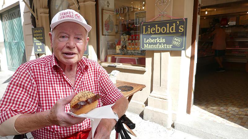 Metzgermeister Max Liebold ist als Bamberger Original nicht mehr aus dem Sandgebiet wegzudenken. T&auml;glich ist er seinen Leberk&auml;s mit Genuss.