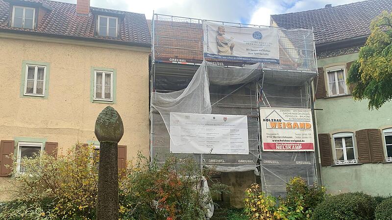 Die Scheune des Heimatspielhauses vom Kirchplatz aus gesehen. Bei der dringend notwendigen Sanierung haben sich jetzt einige &Auml;nderungen ergeben.