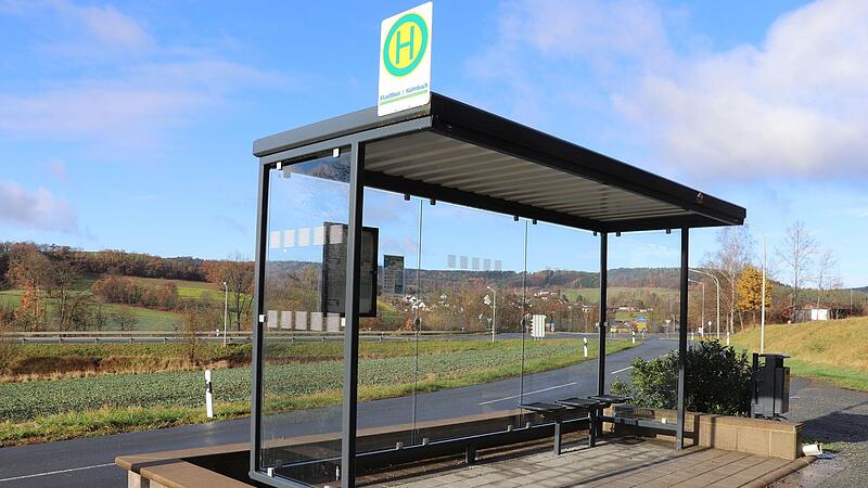 Auch Buswartehäuschen stellen eine Gefahr dar –  vor allem wenn wie hier in Ziegelhütten Spiegelungen und Durchsichten eine offene Landschaft vorgaukeln.
