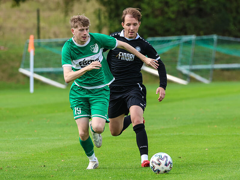 Der Friesener Leon Jakob (grün) hat seinen Gegenspieler Tim Oikonomides abgeschüttelt.