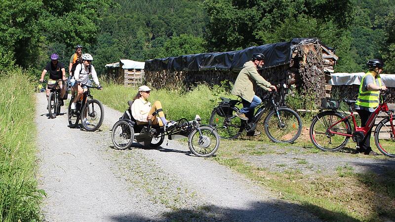 Eine Radtour zu den Projekten rund um Bad Br&uuml;ckenau: Am Entwicklungszonentag des Unesco-Biosph&auml;renreservates Rh&ouml;n konnten sich Teilnehmende ein Bild der Region machen.