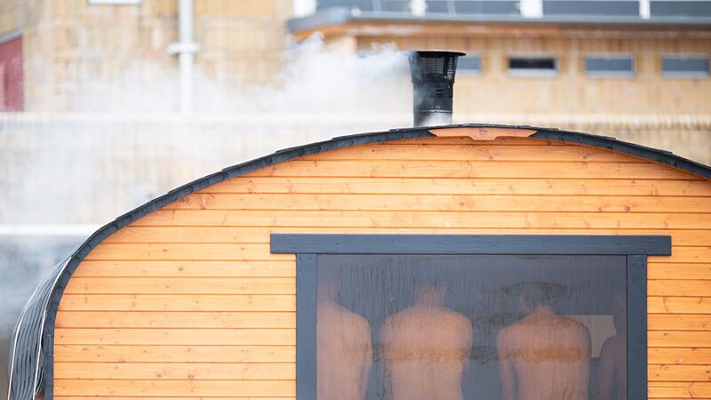 Gäste sitzen in einer Sauna