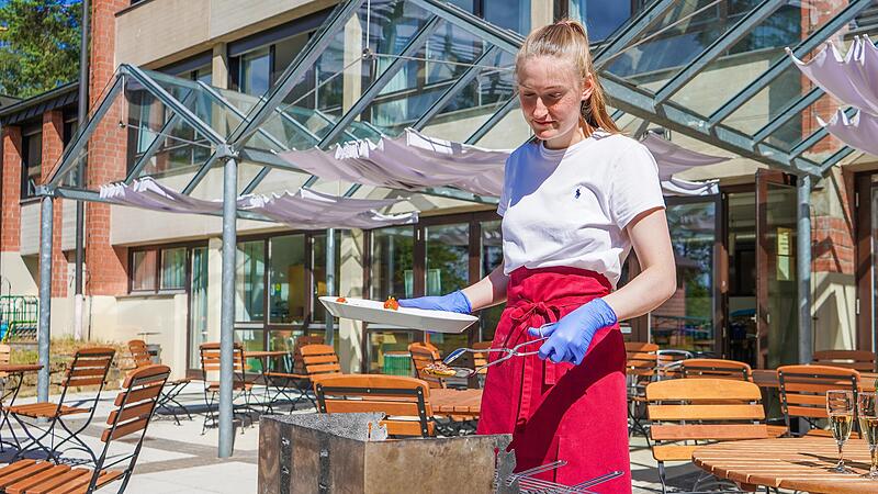 Christina Mark legt gern auch Bananen beim Grillen auf.Forchheim & Fr&auml;nkische Schweiz