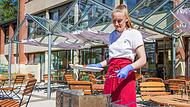 Christina Mark legt gern auch Bananen beim Grillen auf.Forchheim & Fr&auml;nkische Schweiz