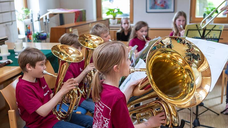 F&uuml;r das Bl&auml;serteam, die erst seit September ihre Instrumente lernen, war das Muttertagskonzert in Gro&szlig;enseebach der erste gro&szlig;e Auftritt vor Publikum.